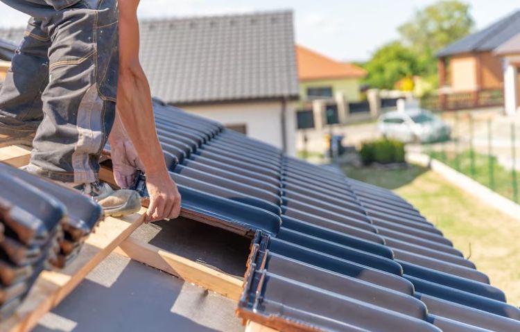 Icon representing roof repair services on the website.